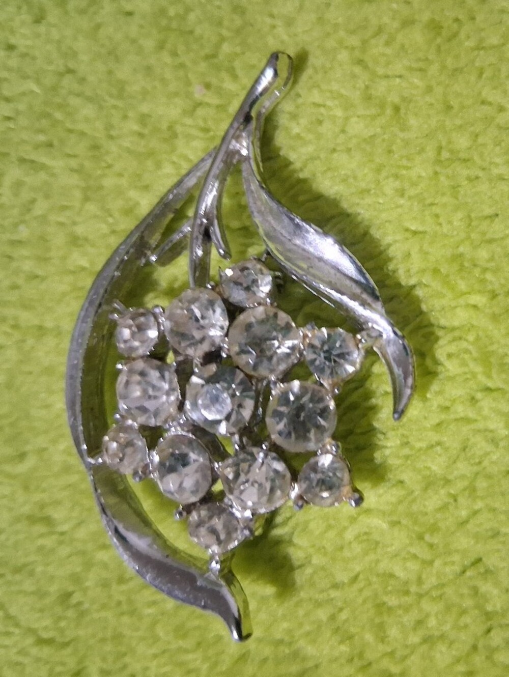 VtG Silver Tone Leaf Fish Brooch - Green Accent
